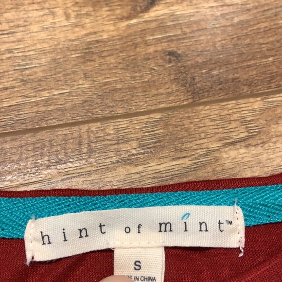 Hint of mint warm red lace bottom flowy tank top - Picture 8 of 10